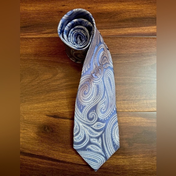 Michael Kors Blue and White Tie with Paisley Pattern - Picture 1 of 10